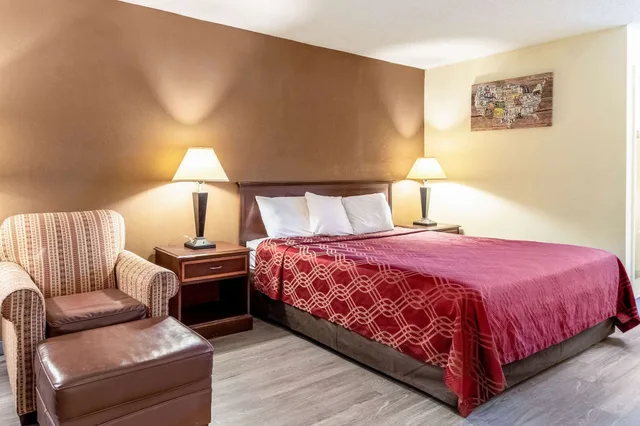 غرفة قياسية بسرير كينج، Econo Lodge Acworth East 4/5