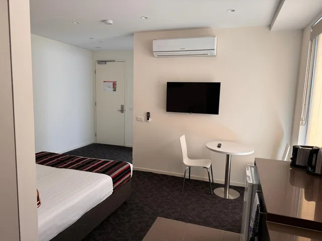 Efficiency, Queen Bed, Accessible، Comfort Apartments Box Hill 2/2