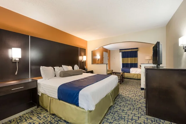 جناح كبير بسرير كينج، SureStay Hotel by Best Western Meridian 1/2