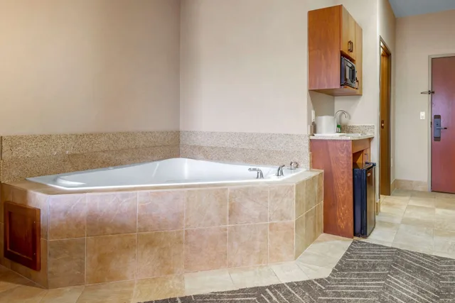 جناح بسرير كينج بحوض جاكوزي، Comfort Inn and Suites Mountain Iron And Virginia 6/6
