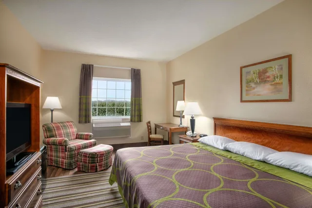 غرفة بسرير كينج لذوي الإعاقة، Super 8 by Wyndham Grayville 1/8