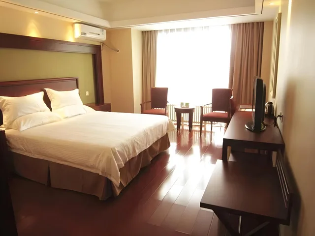 غرفة بسرير كينج وسرير كوين، GreenTree Inn Beijing Haidian District Lincui Road Hotel 1/2