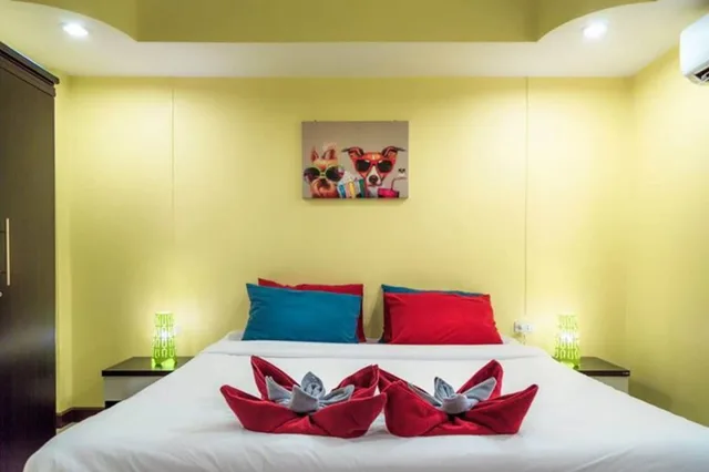 غرفة بسرير كينج بشرفة، Harrys Hotel Bar & Restaurant 2/4
