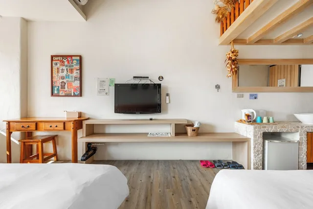 غرفة ثلاثية بسرير كوين وسرير فردي بإطلالة على الجبل بشرفة، Kenting Fairyland & Farm Guest House 7/9