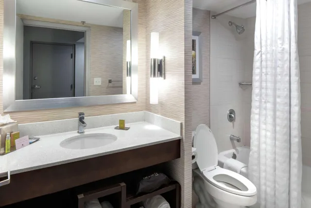 غرفة بسرير مزدوج بشرفة، Doubletree By Hilton Hotel Jacksonville Airport 5/5