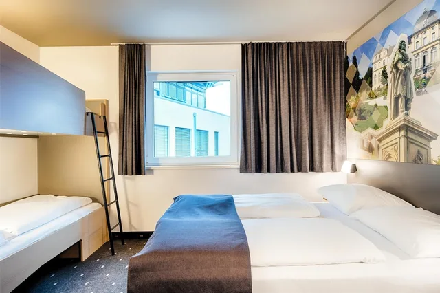 غرفة رباعية بسرير كوين وسرير بطابقين، B&B Hotel Bonn 1/10