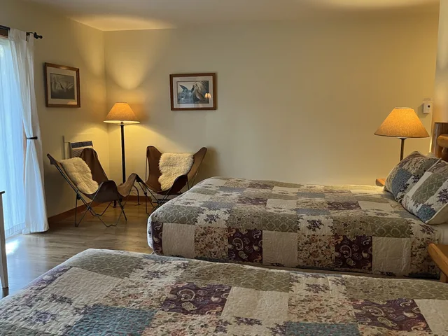 غرفة بسريرين كوين بإطلالة على النهر، River Run Inn 2/3