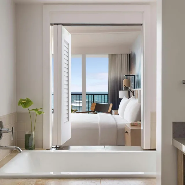 غرفة بسرير كينج مع دخول صالة النادي، The Ritz-Carlton O ahu, Turtle Bay 5/5