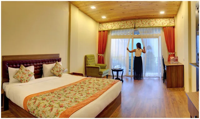 غرفة ديلوكس بسرير مزدوج بإطلالة على الجبل بشرفة، Summit Barsana Resort and Spa 1/3