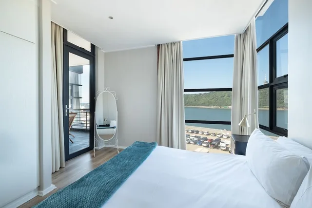 2 Bedrooms, Deluxe, Apartment, Queen and Twin Beds, Beach Front, Harbour View، Point Waterfront 2/8