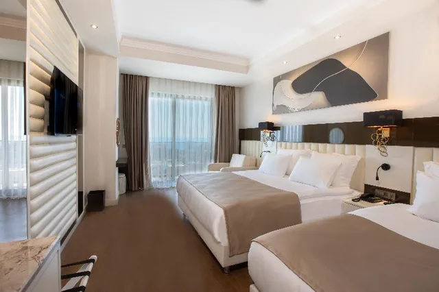 Deluxe Sea View Room Single Use، Serenity Queen Hotel 1/1