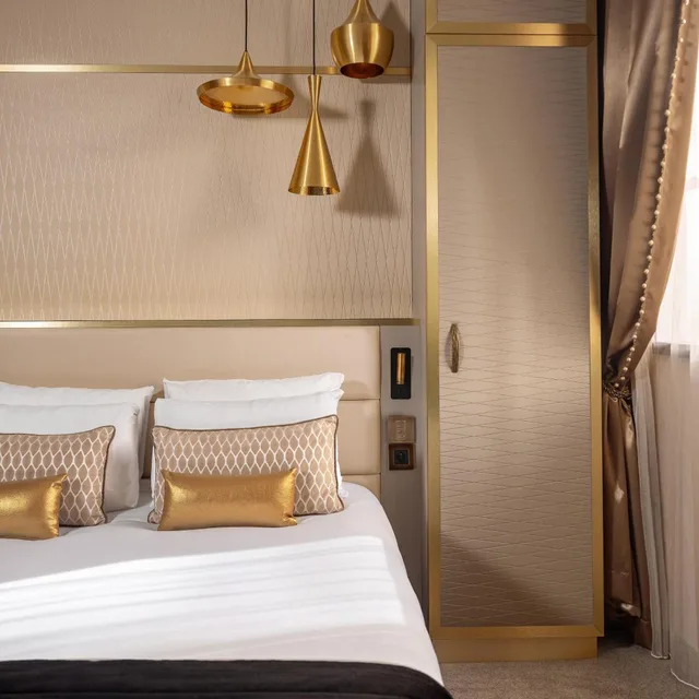 غرفة بسرير كينج وسرير كوين، Niepce Paris Curio Collection By Hilton 1/4