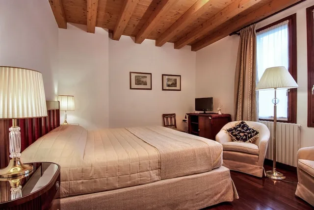غرفة بسرير كينج، 500 Bed And Breakfast 1/3