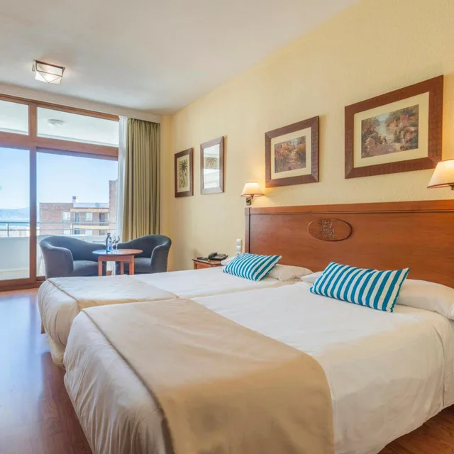 غرفة سوبيريور بسريرين منفصلين بإطلالة على البحر، Leonardo Hotel Torremolinos Costa del Sol 1/5