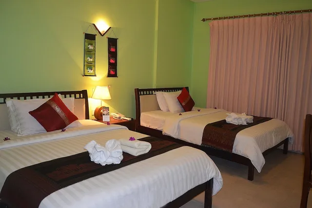 Family, Twin Beds, Parklane Hotel 1/6
