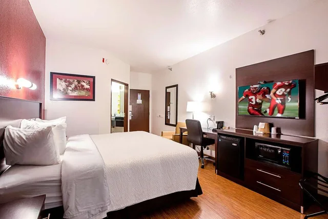 Deluxe, Single, King Bed, Seasons Inn Traverse City 1/4