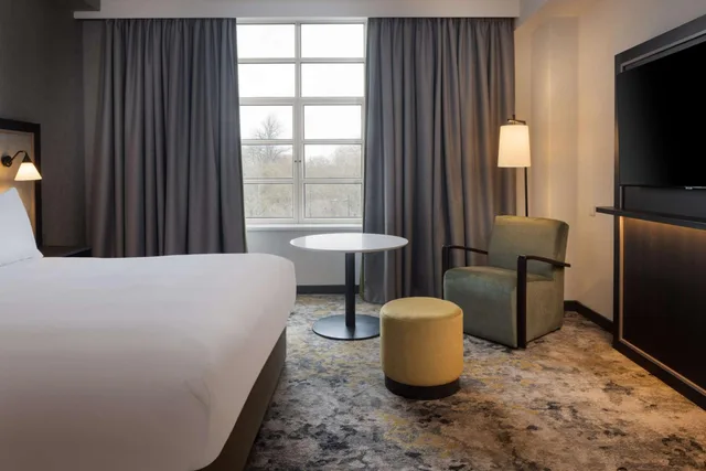 غرفة تنفيذية بسرير كينج بإطلالة مع دخول الصالة، Hilton Cardiff Hotel 6/17