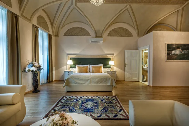 جناح ملكي بسريرين منفصلين مع أريكة، Little King Hotel U Malvaze 8/10