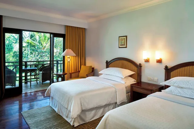 غرفة ديلوكس بسريرين منفصلين بإطلالة على المسبح بشرفة، SHERATON SENGGIGI BEACH RESORT 1/2