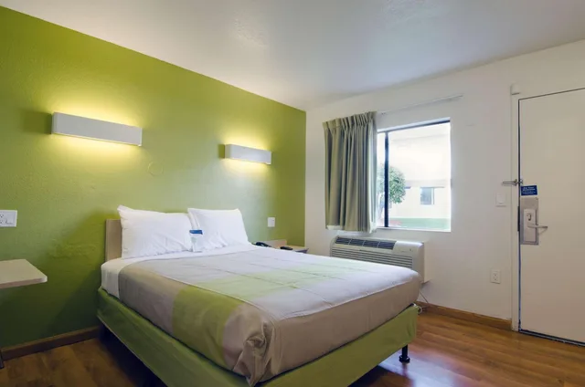 1 Full Bed - ADA/RI Shower, Smoking، Motel6 Camp Springs, DC - South Camp Springs 9/10