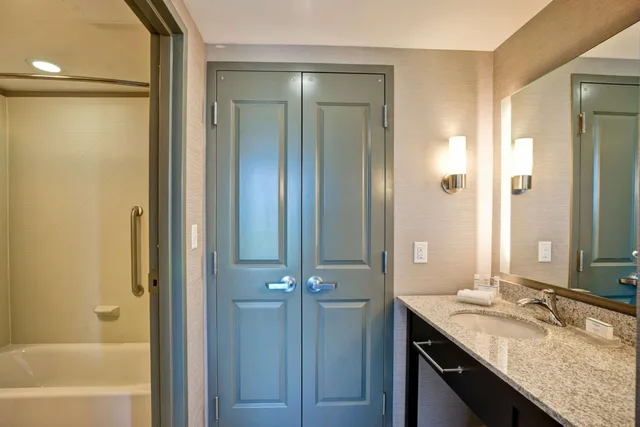 جناح بسريرين كوين بغرفة نوم واحدة مع أريكة، HOMEWOOD SUITES BY HILTON CHRISTIANSBURG 4/5