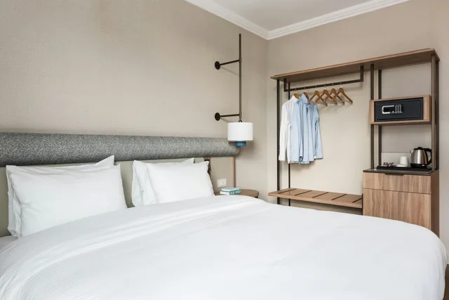 Room, King Bed, Ambasciatori Hotel Venice Mestre, Tapestry Collection by Hilton 5/7