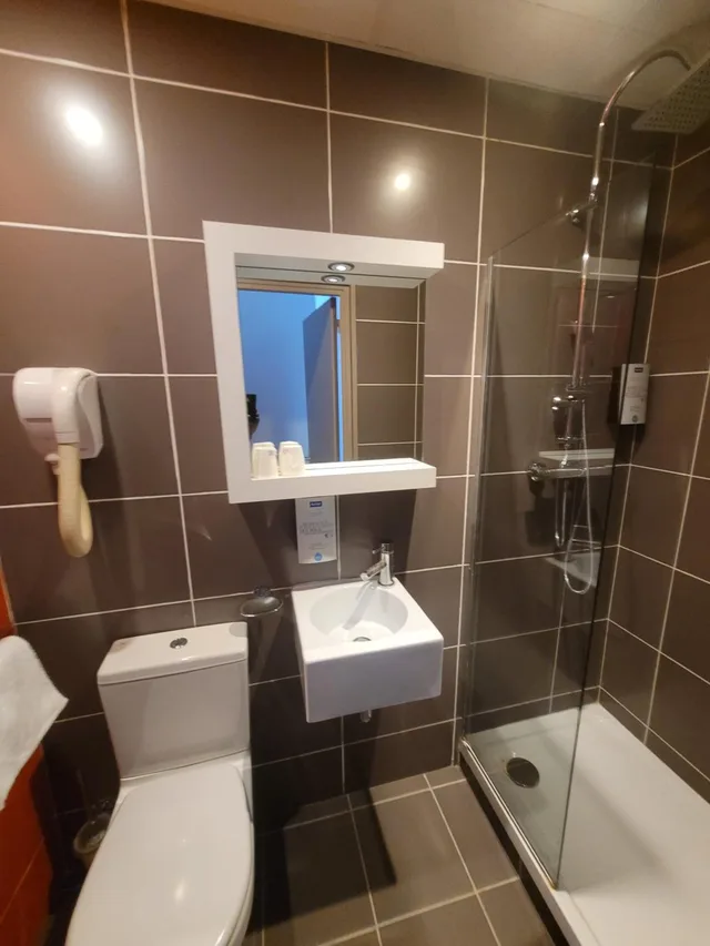 غرفة كومفورت ثلاثية بسرير مزدوج وسرير فردي، Kyriad Orange Centre 9/10