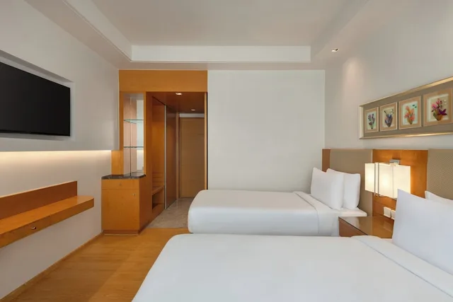 غرفة قياسية بسريرين منفصلين، Ramada by Wyndham Ghaziabad Vasundhara 1/3
