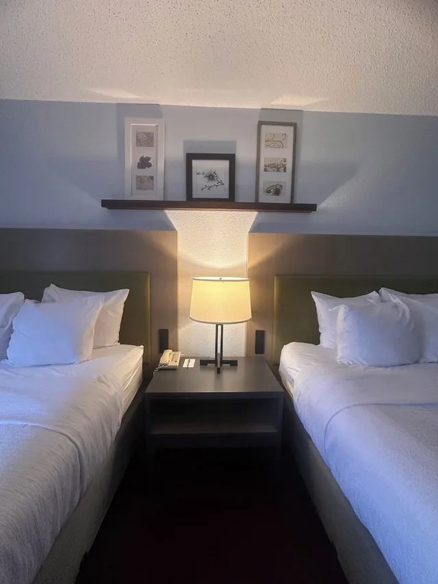 غرفة قياسية بسريرين كوين، Pictured Rocks Inn & Suites 3/5