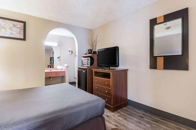 غرفة بسرير كوين، Econo Lodge Gainesville Downtown Area 3/3