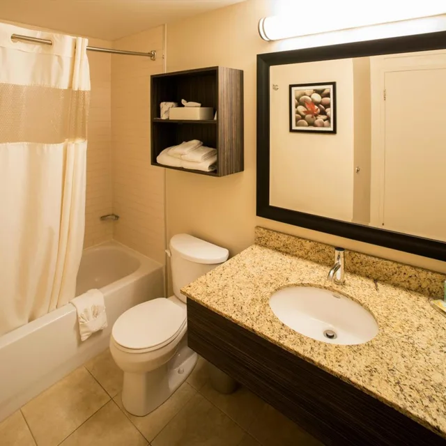 غرفة بسرير كينج وسرير كوين، Quality Inn & Suites P.E. Trudeau Airport 5/6