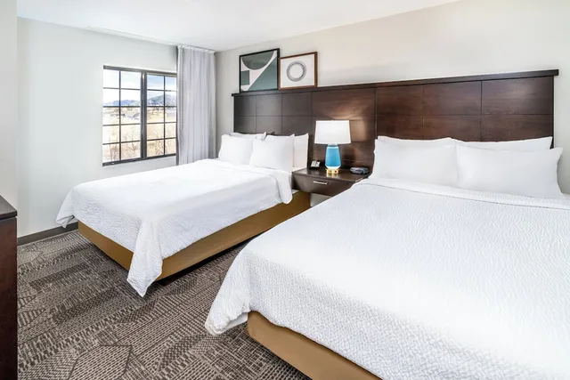 جناح بسريرين كوين بغرفتي نوم بمطبخ، Staybridge Suites Co Springs Air Force Academy 2/10
