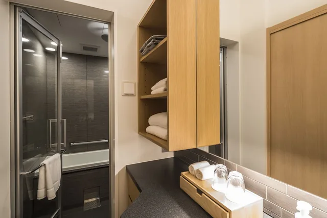 جناح بسرير كوين بإطلالة على الحديقة بغرفة نوم واحدة بمطبخ صغير في الطابق الأرضي، Tomoya Residence Hotel Kyoto Nijo Takakura 3/3