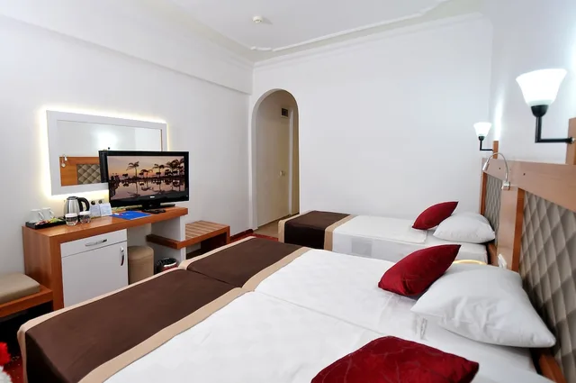 غرفة قياسية بسريرين منفصلين بغرفة نوم واحدة بإطلالة جزئية على البحر، Ramira Beach Hotel 4/7