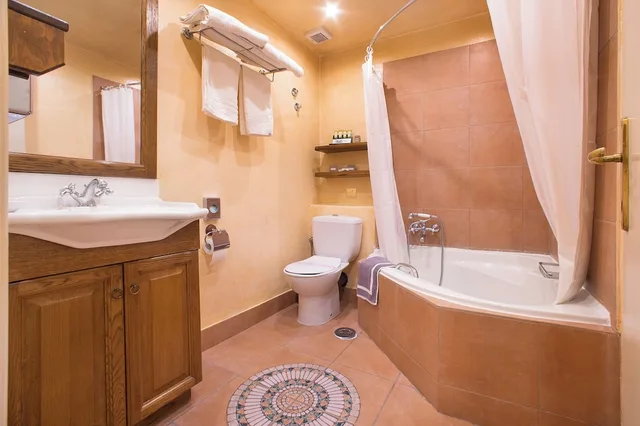 غرفة بسرير مزدوج، Country Club Hotel & Suites 2/3