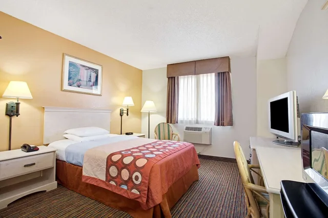 غرفة بسرير كوين لذوي الإعاقة، Super 8 By Wyndham Clearwater/St. Petersburg Airport 2/4