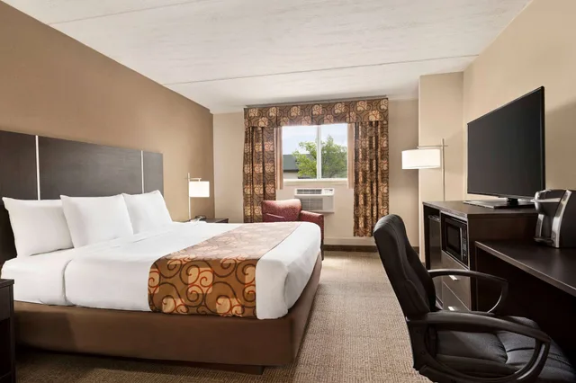 غرفة بزنس بسرير كينج، Spark by Hilton Portland Airport Maine Mall 1/3