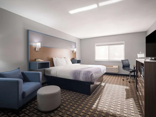 غرفة بسرير كينج، AmericInn by Wyndham Woodstock IL 5/6