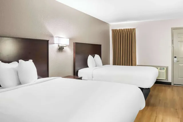 غرفة قياسية بسريرين مزدوجين للمدخنين، Rodeway Inn Waco Downtown near University TX 1/2