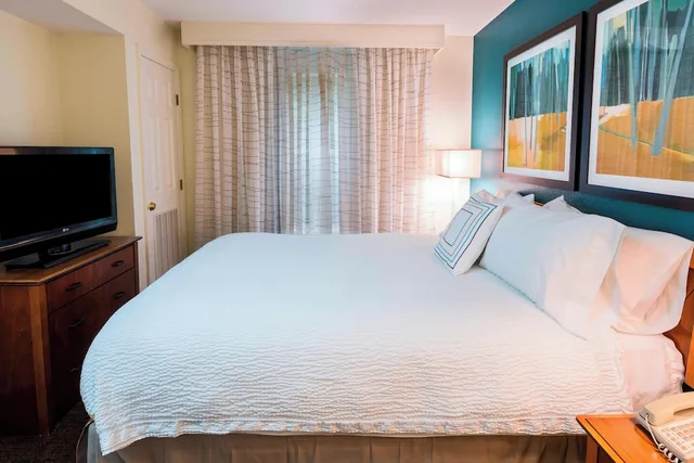 جناح بسرير كوين بغرفة نوم واحدة مع أريكة لذوي الإعاقة، Residence Inn by Marriott Huntsville 2/3