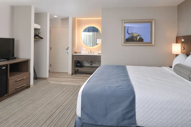غرفة بسرير كينج، Anchored Inn At Hidden Harbour Marina 3/4