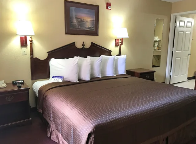 غرفة بسرير كينج للمدخنين، Americas Best Value Inn & Suites Maumelle North Little Rock 1/2