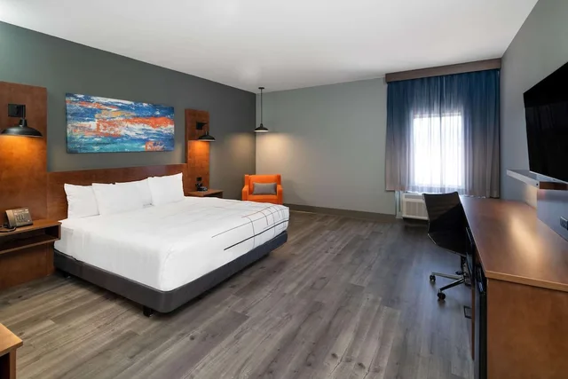 Efficiency, Studio, King Bed، La Quinta Inn & Suites by Wyndham Louisville East 1/5