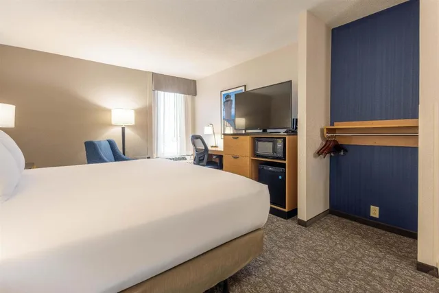 غرفة بسرير كينج في طابق مرتفع لذوي الإعاقة، Drury Inn and Suites St Louis Airport 2/6