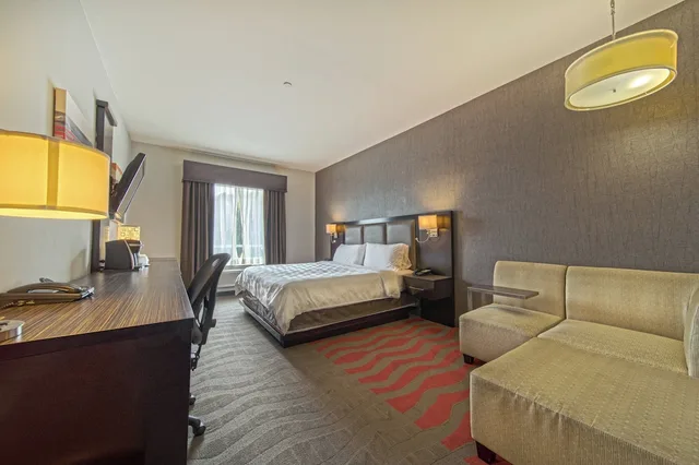 غرفة قياسية بسرير كينج، Holiday Inn & Suites Houston West - Westway Park, an IHG Hotel 5/10