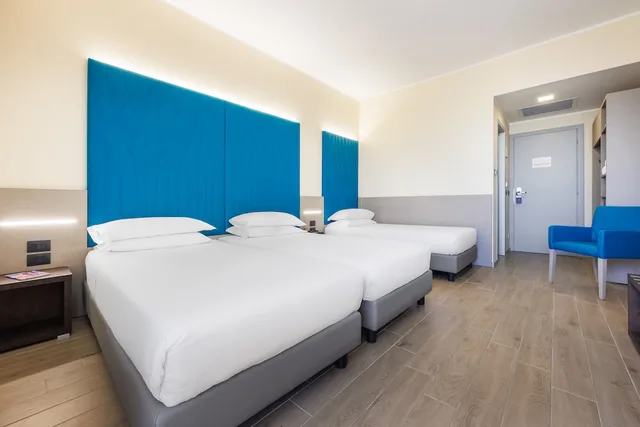 Family, Triple, 1 Double and 1 Single Bed, JR Hotels Gate 7 Bologna 3/7