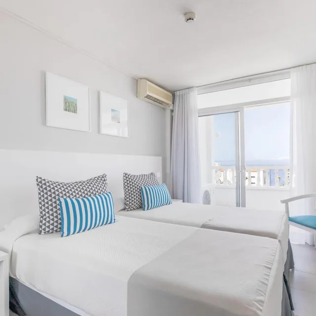 غرفة قياسية بسرير مزدوج أو سريرين منفصلين بإطلالة على البحر، BLUESEA Lagos de Cesar 2/4