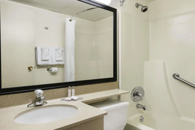 غرفة بسرير كوين للمدخنين، Travelodge by Wyndham Edmonton South 3/3