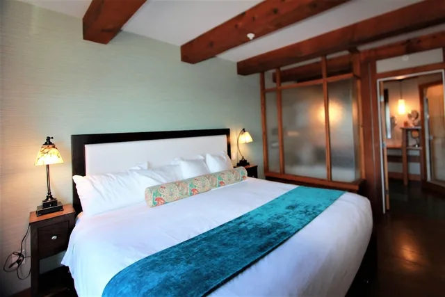 شقة سكنية بسرير كينج بإطلالة على البحر بغرفة نوم واحدة مع أريكة، Seaside Ucluelet Hotel 1/9