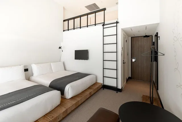 لوفت قياسي، Trunk Hotel 1/2